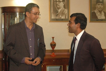 Nalaka Gunawardene (left) and President Mohamed Nasheed in Male, Aug 2009